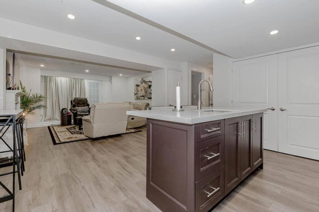 Luxury Basement Apartment In Oakville Exterior photo