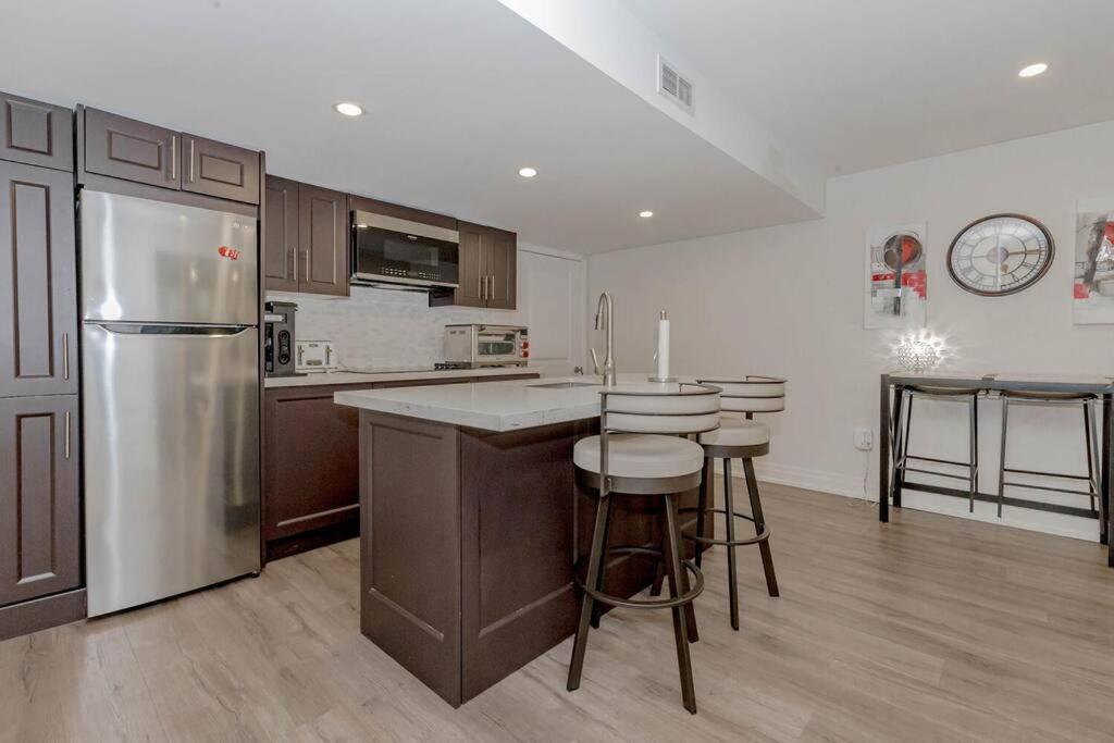Luxury Basement Apartment In Oakville Exterior photo