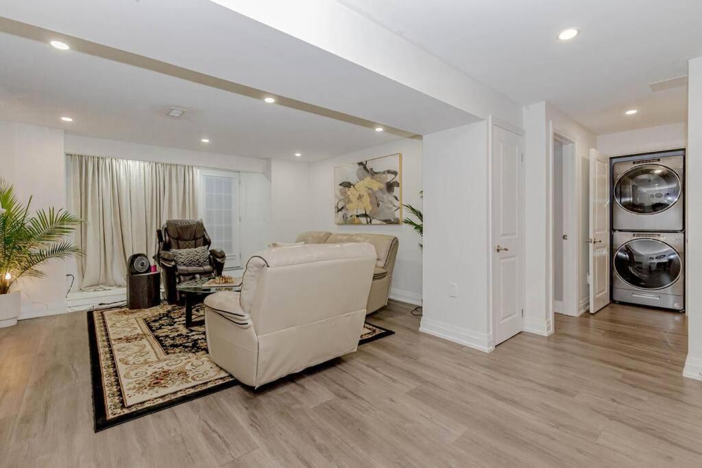 Luxury Basement Apartment In Oakville Exterior photo