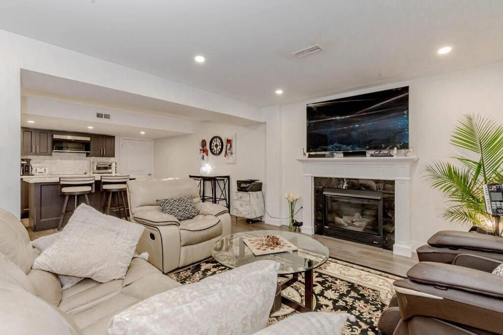 Luxury Basement Apartment In Oakville Exterior photo